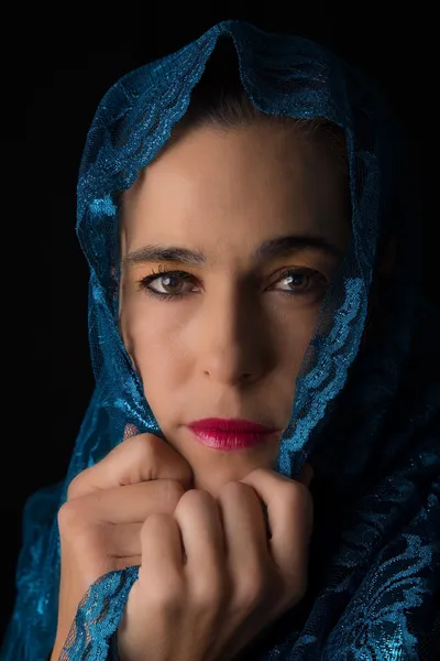 中东女子肖像看起来悲伤与蓝色头巾的艺术家 — 图库照片