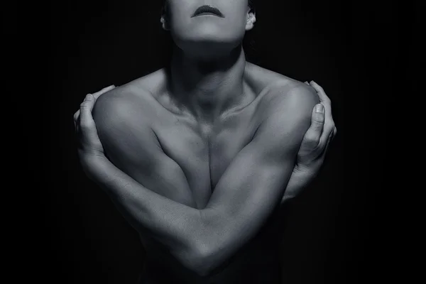 Body scape of woman front with arms crossed in low light emotion — Stock Photo, Image