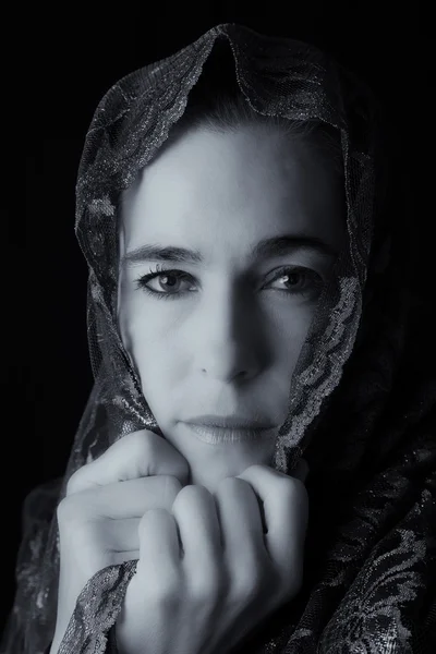 Πορτρέτο της Μέσης Ανατολής γυναίκα ψάχνει θλιμμένος με hijab καλλιτεχνική co — Φωτογραφία Αρχείου