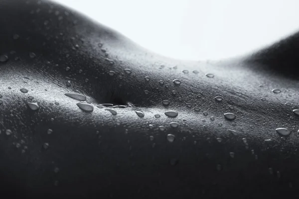 Bodyscape av en naken kvinna med våta mage och tillbaka belysning konst — Stockfoto