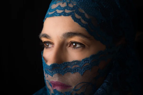 Retrato de mujer de Oriente Medio mirando triste con artista hijab azul —  Fotos de Stock