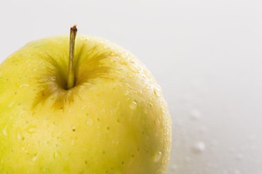 beyaz zemin üzerine yeşil elma yakın su damla