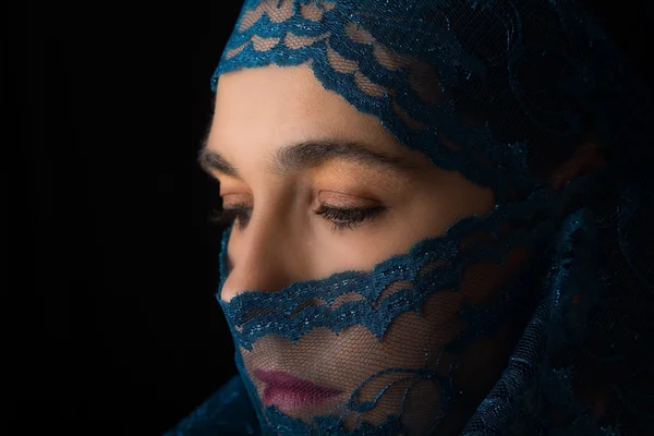 Portret Bliskiego Wschodu kobieta szuka smutne z hidżab niebieski artysty — Zdjęcie stockowe