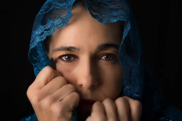 Nahöstliches Frauenporträt sieht traurig aus mit blauem Hijab — Stockfoto