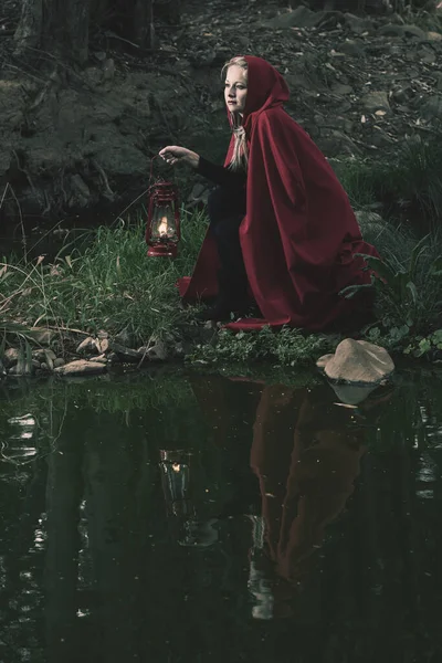 Donna Attraente Vestita Rosso Cappuccio Attraversare Ruscello Una Foresta Buia — Foto Stock