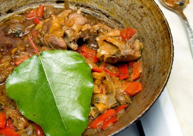 Kızarmış et ve sebze.