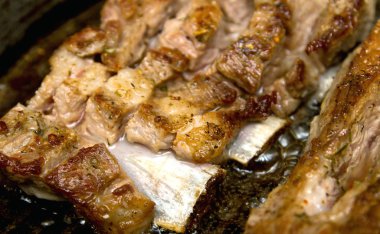 bir tavada et parçaları