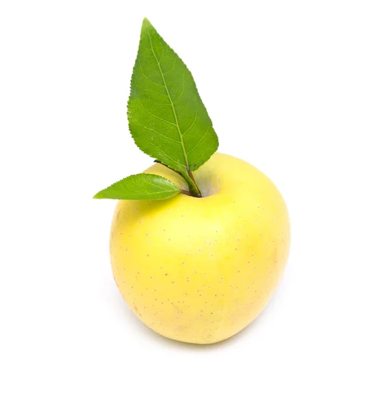 Жовте яблуко з зеленим листом на білому тлі — стокове фото