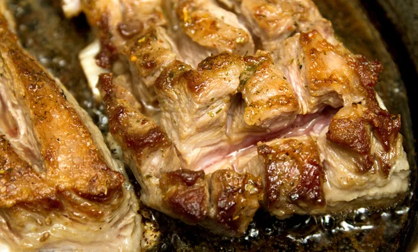 Pedaços de carne em uma panela de ato de fritar — Fotografia de Stock