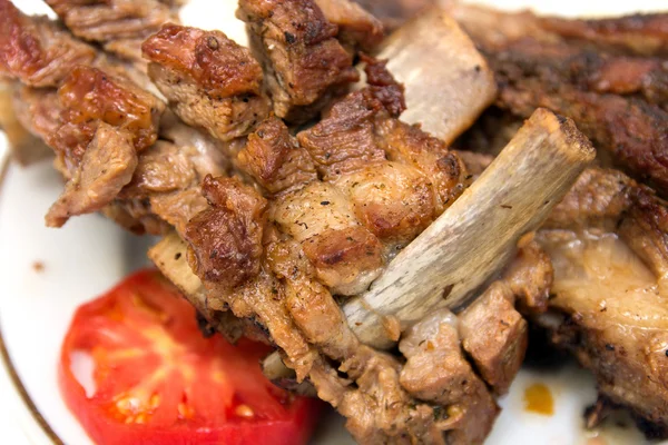 Gegrild vlees met salade — Stockfoto