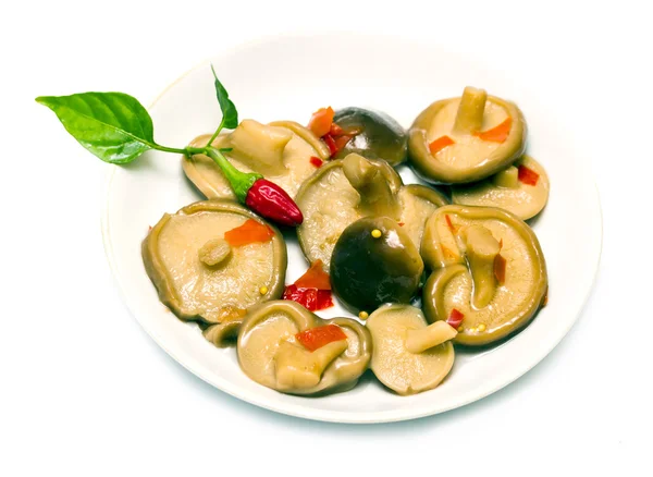 Funghi marinati su un piatto — Foto Stock