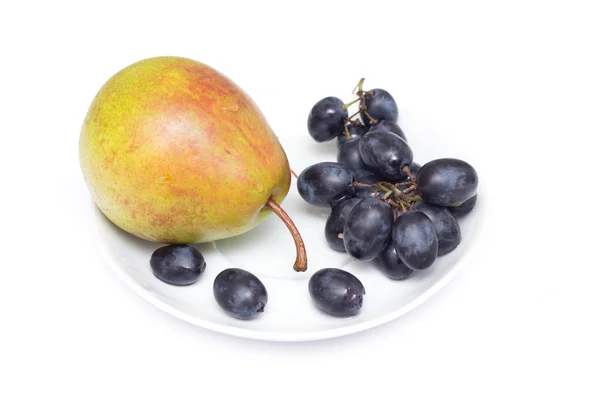 白い背景で隔離の梨とブドウ — ストック写真
