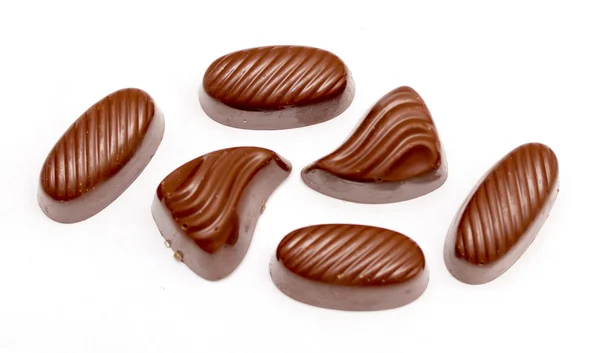 Bonbons au chocolat isolés sur fond blanc — Photo