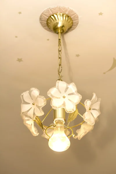 Luci a LED nel lampadario sul soffitto — Foto Stock