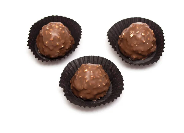 Bonbons au chocolat isolés sur fond blanc — Photo