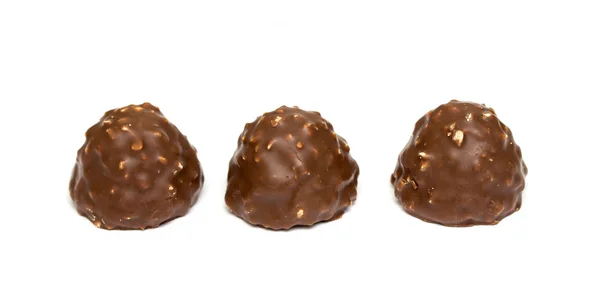 Bonbons au chocolat isolés sur fond blanc — Photo