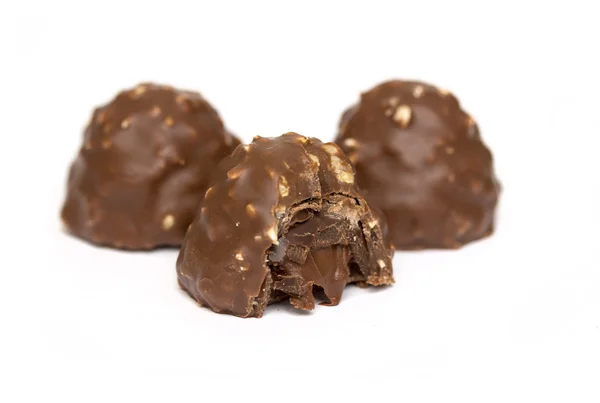 Caramelos de chocolate aislados sobre fondo blanco — Foto de Stock