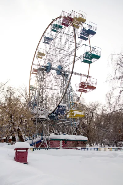 Roda gigante no parque de inverno — Fotografia de Stock