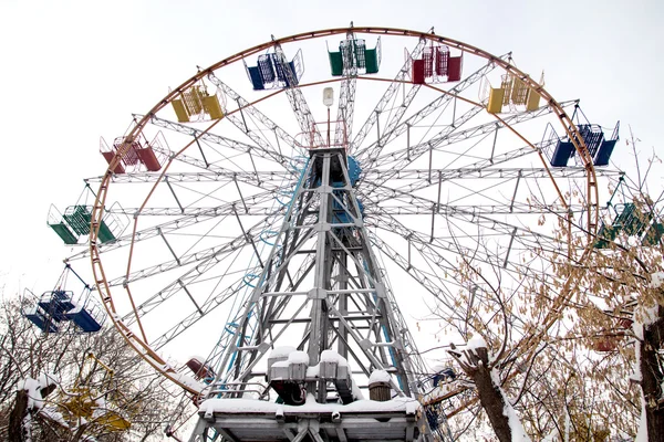 Pariserhjul i vinterparken — Stockfoto
