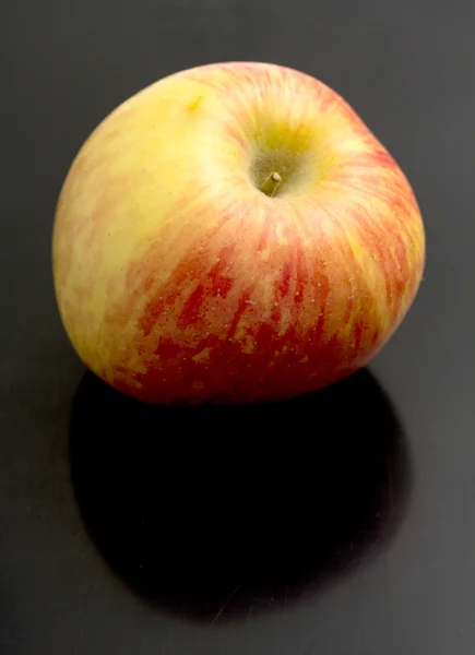 Спелое яблоко — стоковое фото