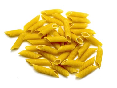 beyaz arkaplanda makarna