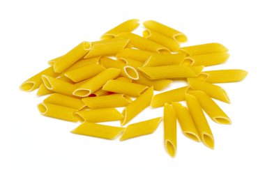 beyaz arkaplanda makarna