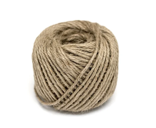 Skein de ficelle de jute sur le fond blanc — Photo