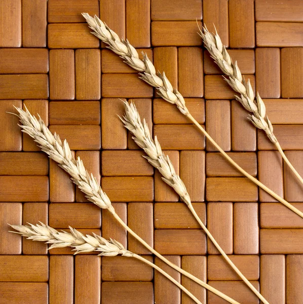 Пшеничные уши на деревянном фоне — стоковое фото