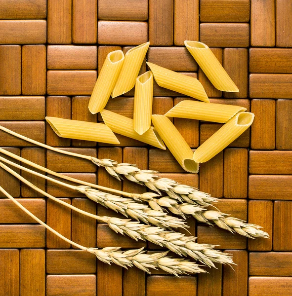 Rå pasta på trä bakgrund konsistens — Stockfoto