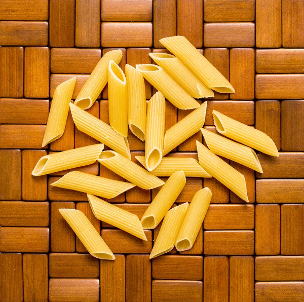 Rohe Pasta auf Holz Hintergrund Textur — Stockfoto