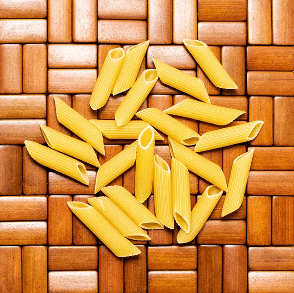 Rå pasta på trä bakgrund konsistens — Stockfoto