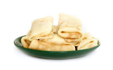 bir sürü beyaz zemin üzerine izole bir tabak krep