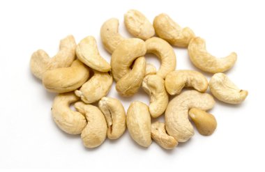 Beyaz arka planda kaju fıstığı.