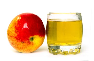 beyaz zemin üzerinde elma suyu