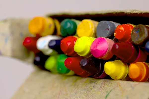 Crayones en un paquete, el foco en el medio — Foto de Stock