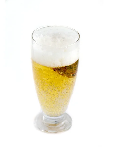 하얀 배경에 놓인 맥주 한 잔 — 스톡 사진