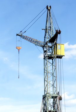 Mavi gökyüzü kule vinç