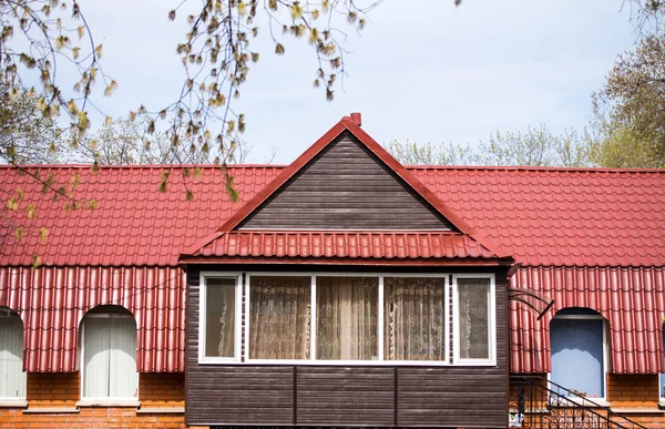 Taket med fönster mot blå himmel med moln — Stockfoto