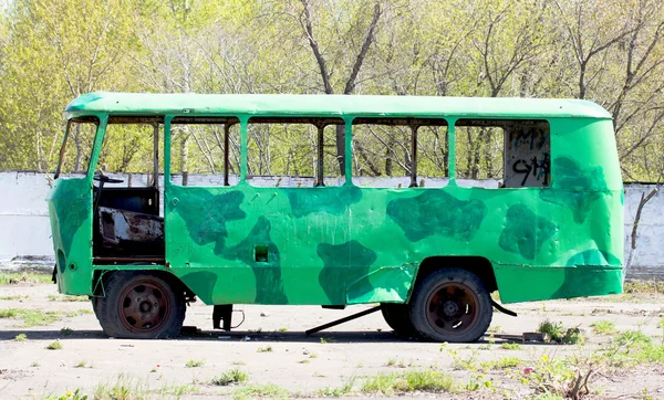 Старая заброшенная автобусная авария в засушливых горах — стоковое фото