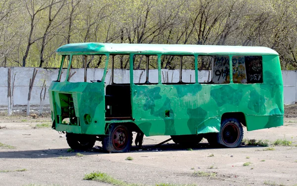Старая заброшенная автобусная авария в засушливых горах — стоковое фото