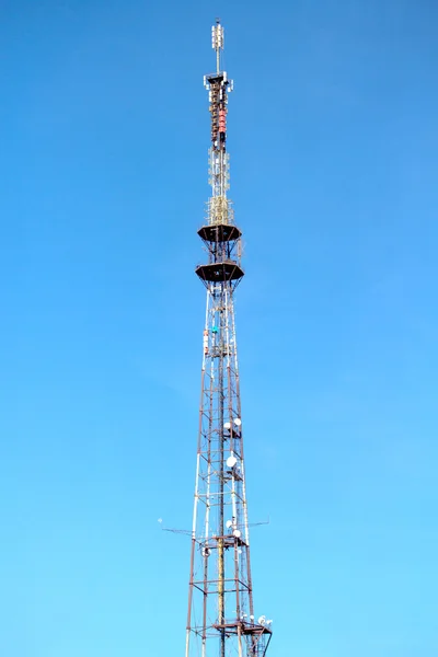 Mastro de telecomunicações com fundo azul céu — Fotografia de Stock