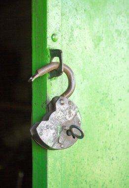 eski kilidi asma kilit kapı