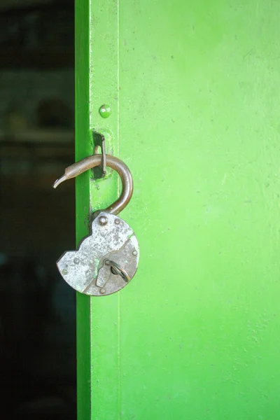 Antiguo candado desbloqueado en la puerta — Foto de Stock