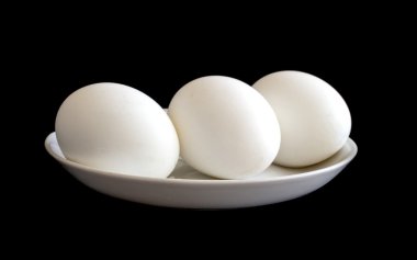 Siyah arkaplanda beyaz yumurta