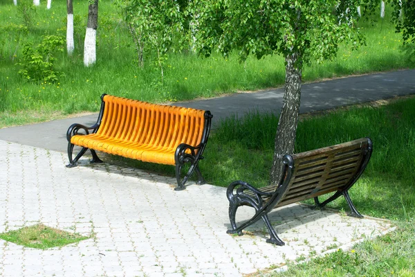 New wooden bench in a city park — Stock Photo, Image