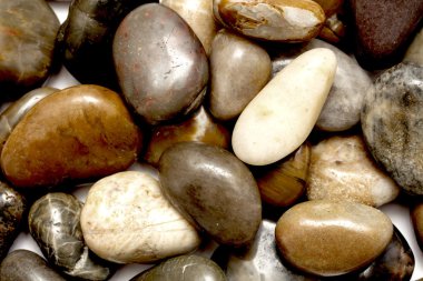 Taşlar beyaz üzerine izole.