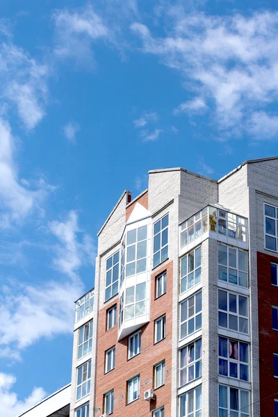 青い空を背景にマンション — ストック写真