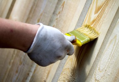 adam boyama ahşap mobilya parçası