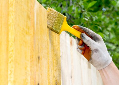 adam boyama ahşap mobilya parçası