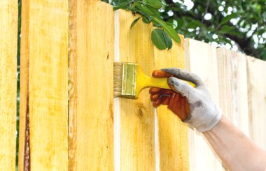 adam boyama ahşap mobilya parçası